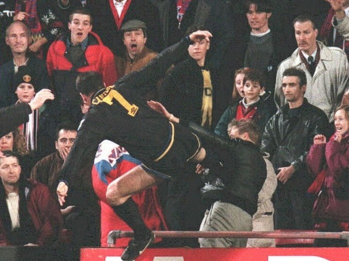 4. Cú kungfu: Một trong những scandal tai tiếng nhất trong lịch sử bóng đá Anh khi Eric Cantona lao về phía một CĐV của Crystal Palace và tung một cú đá. Cantona xứng đáng bị phạt và bị chỉ trích, nhưng đó cũng là một bài học cho những kẻ thiếu tôn trọng với các VĐV thể thao đổ mồ hôi trên sân vì khán giả.